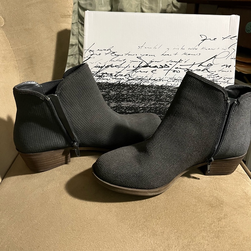 New Kensie Gerona Bootie size 9